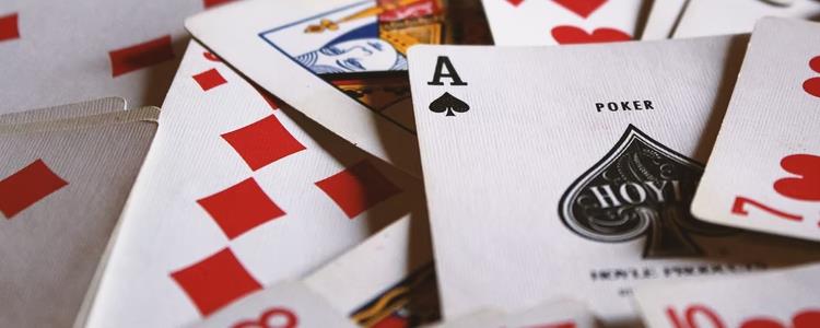 5 solitarios que debes jugar online Piramide Klondike Carta blanca mahjong y Spider